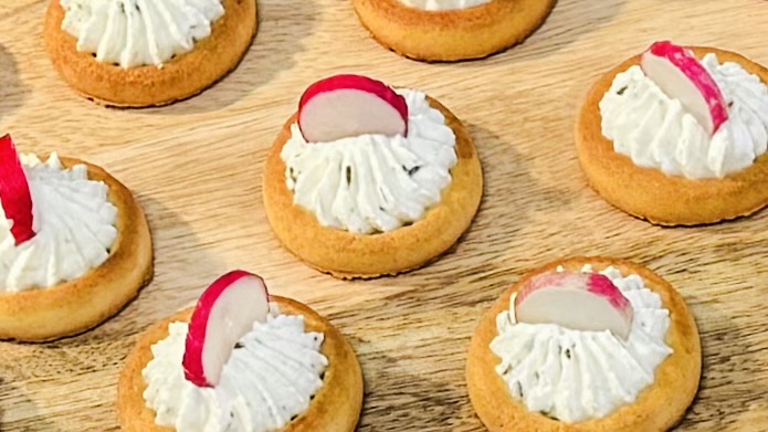 Crackers au fromage frais, ail et fines herbes