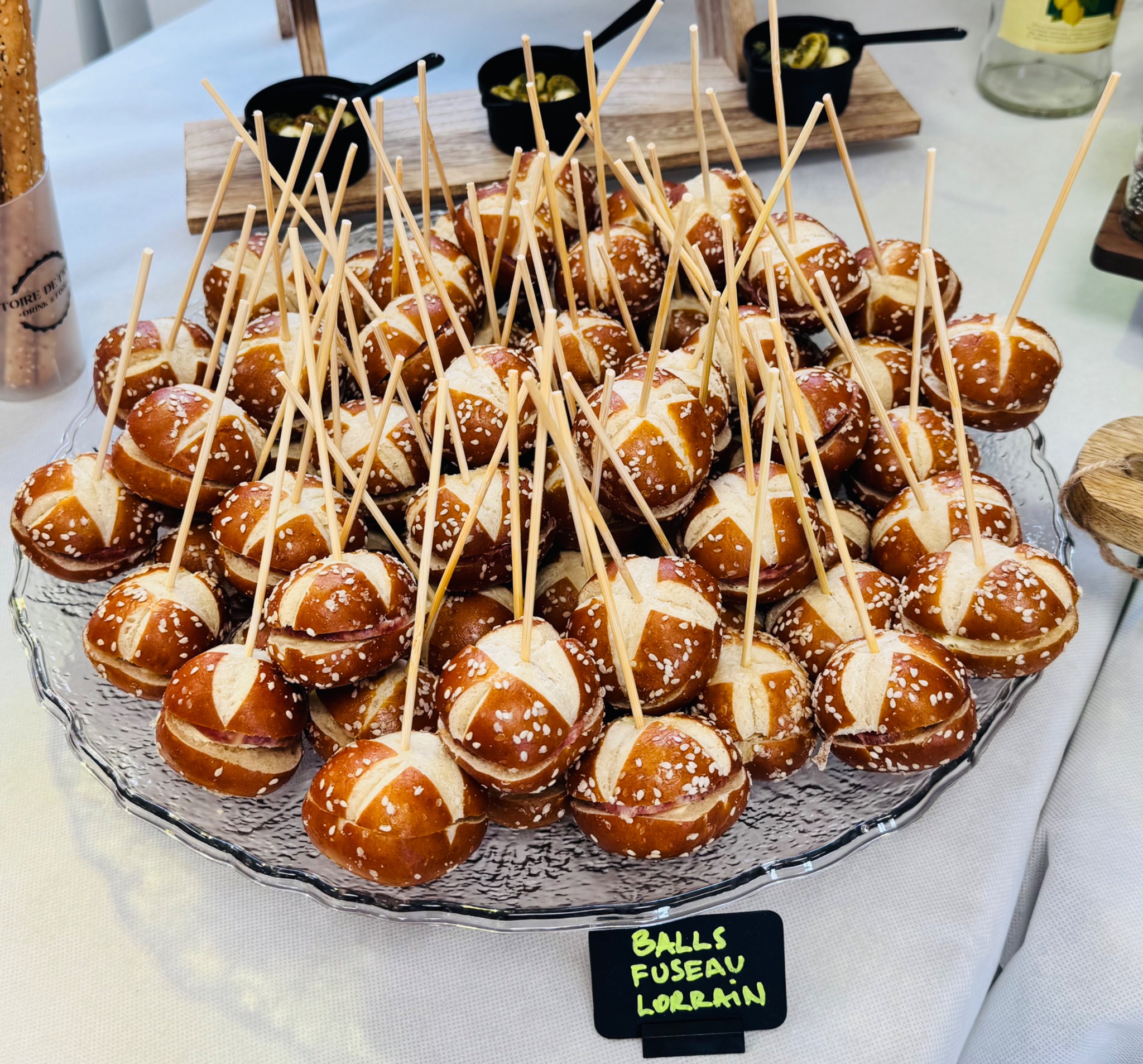 Plateau de mini-moricettes apéritives garnies, servies avec des piques en bois pour un événement