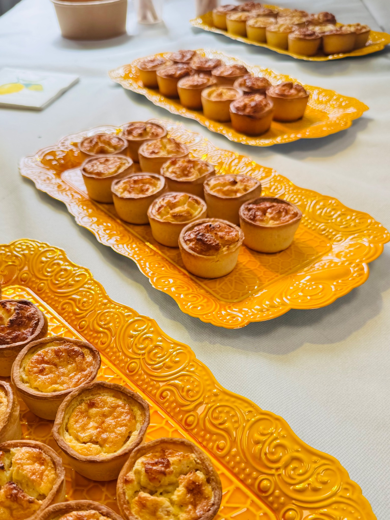 Mini-tartelettes maison présentées sur des plateaux décorés pour un événement