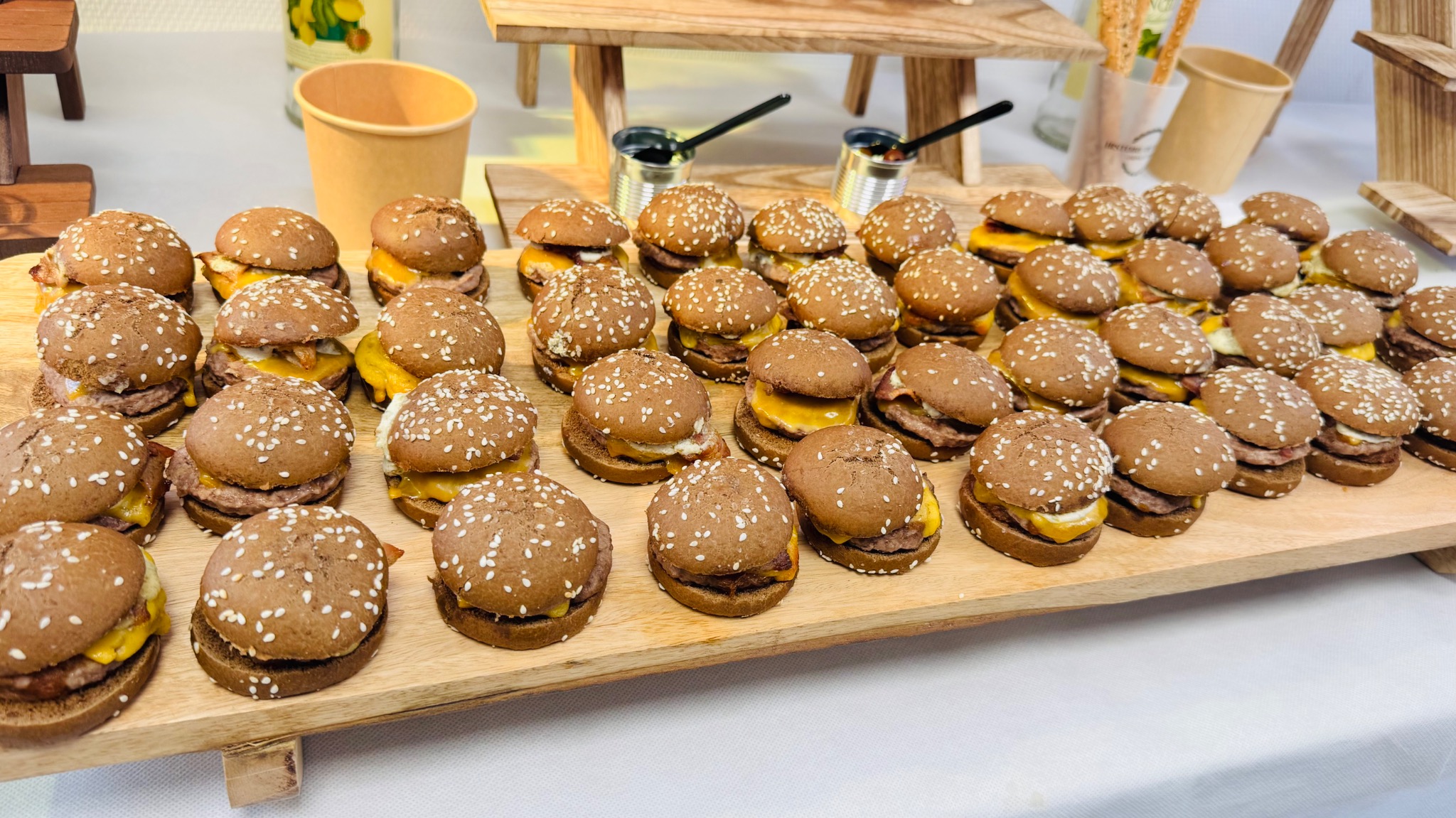 Plateau de mini-cheeseburgers maison préparés pour un événement par Histoire de Famille