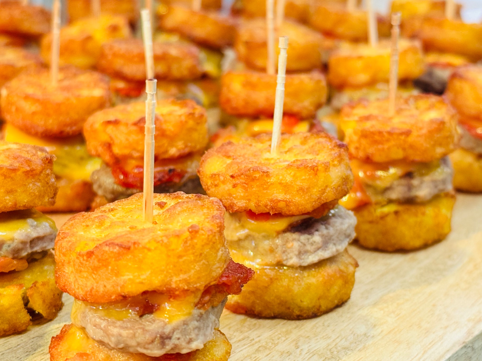 Mini-burgers apéritifs garnis et présentés sur un plateau pour un événement